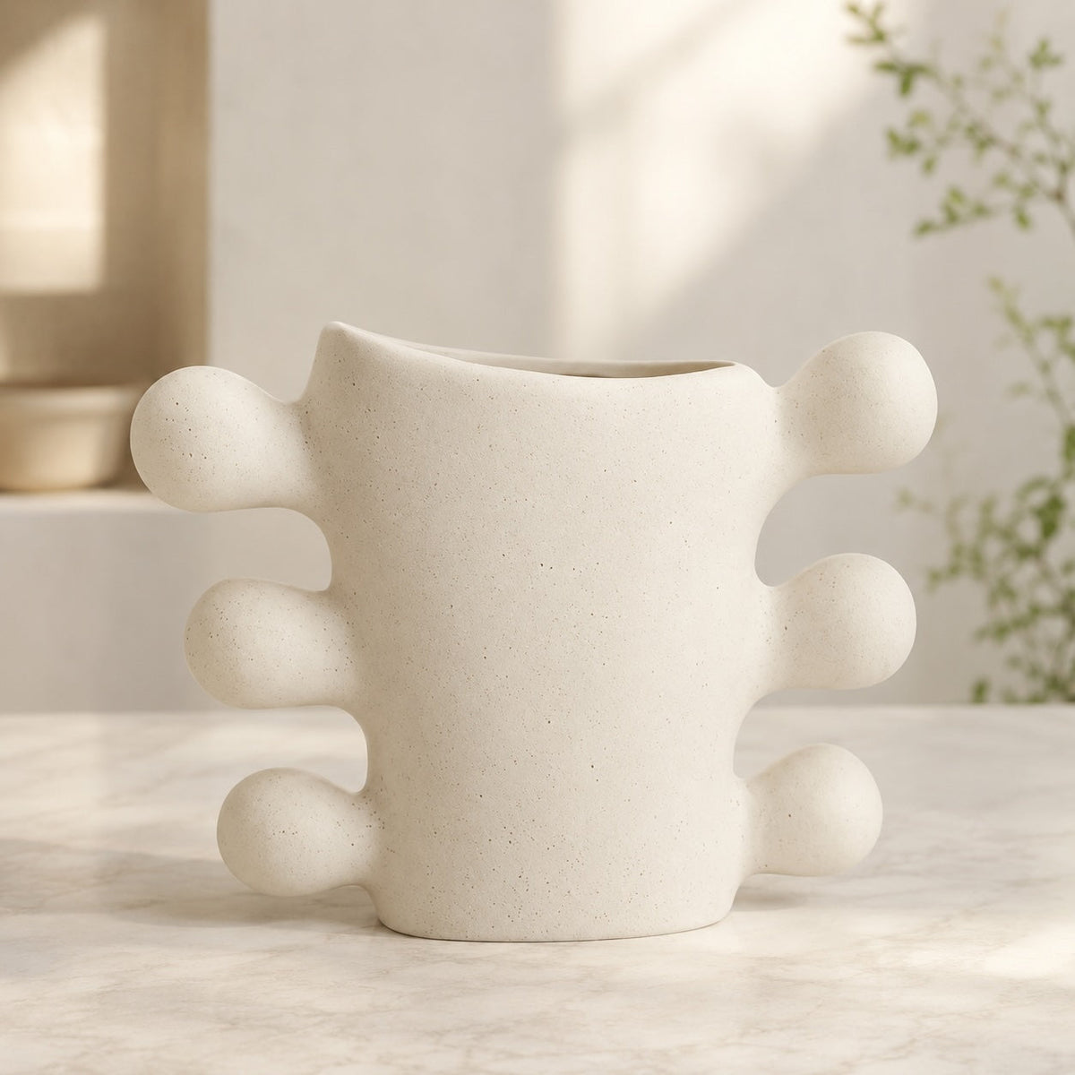 Vaso moderno artigianale in ceramica bianca — base cilindrica a piedistallo, silhouette scolpita