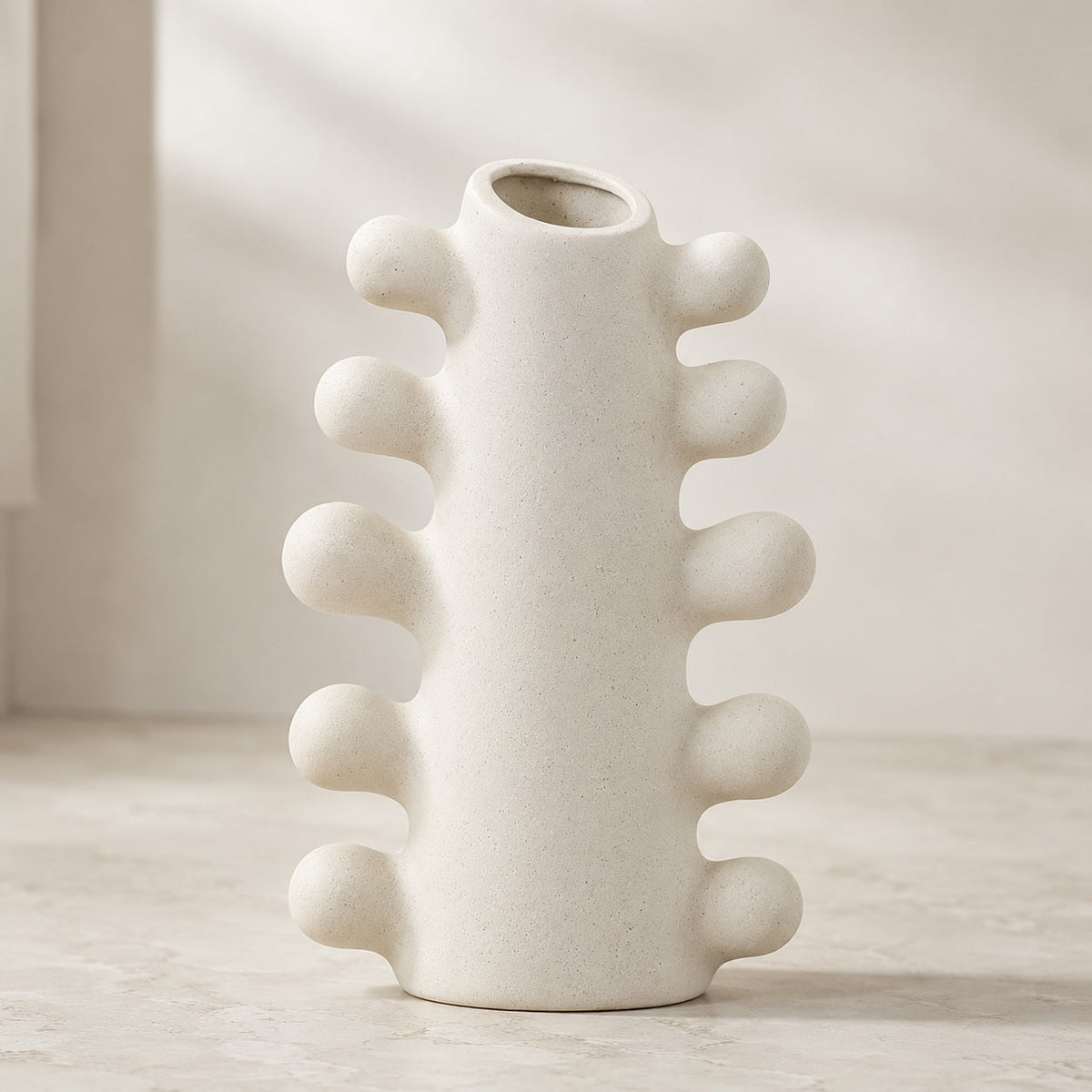 Vaso moderno artigianale in ceramica bianca — base cilindrica a piedistallo, silhouette scolpita
