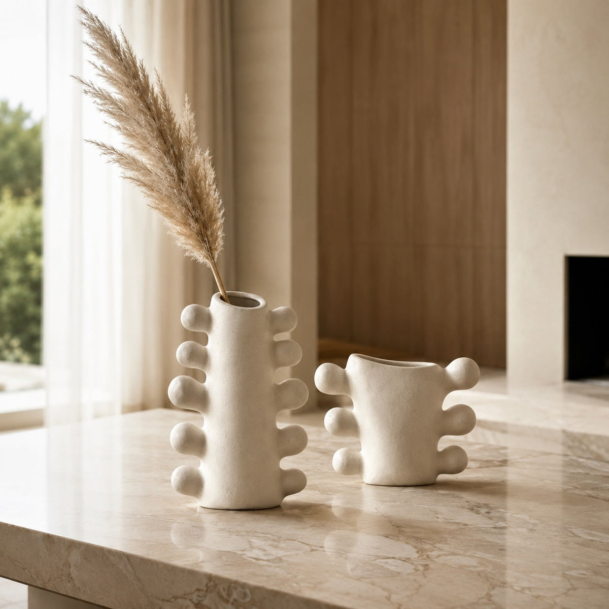 Vaso moderno artigianale in ceramica bianca — base cilindrica a piedistallo, silhouette scolpita
