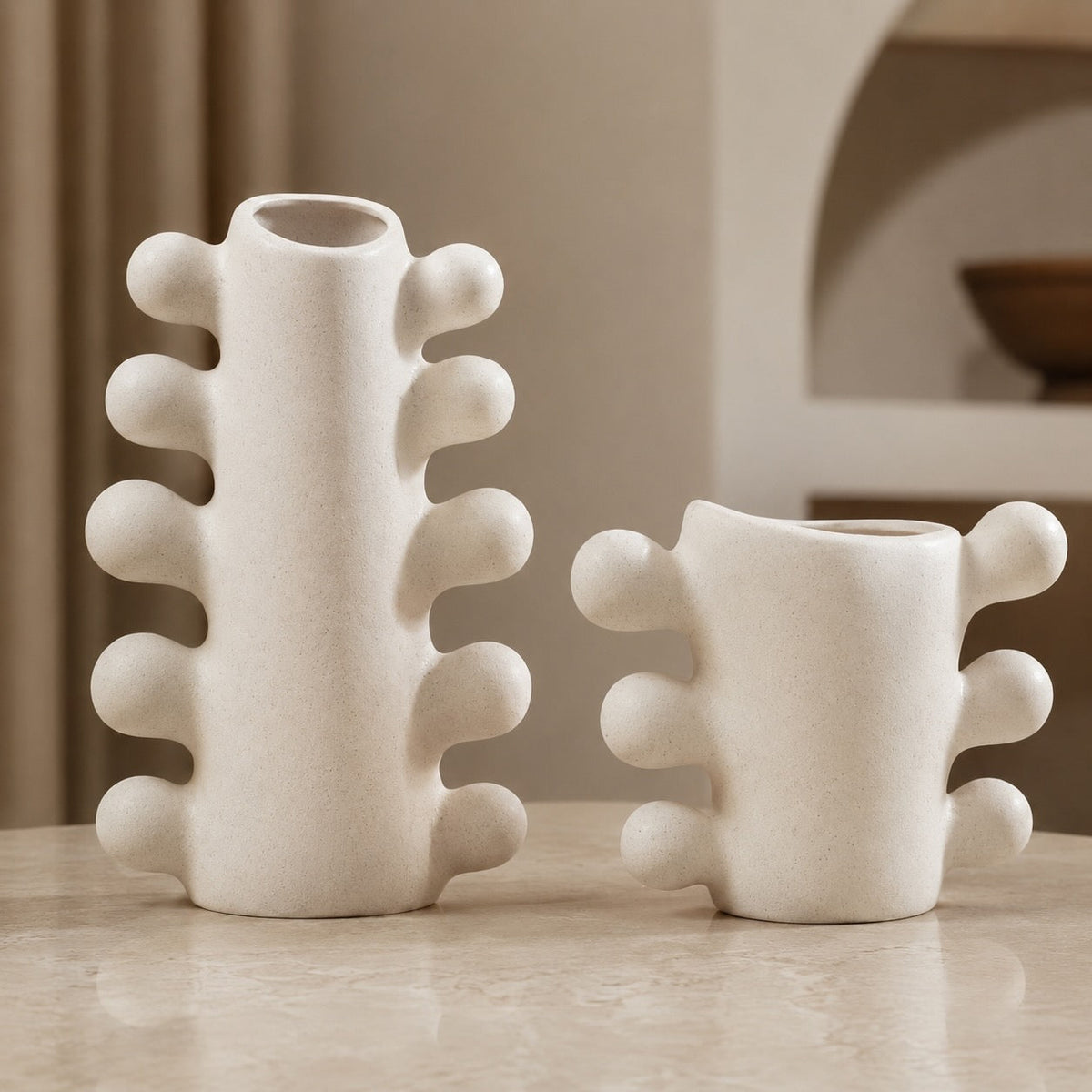 Vaso moderno artigianale in ceramica bianca — base cilindrica a piedistallo, silhouette scolpita