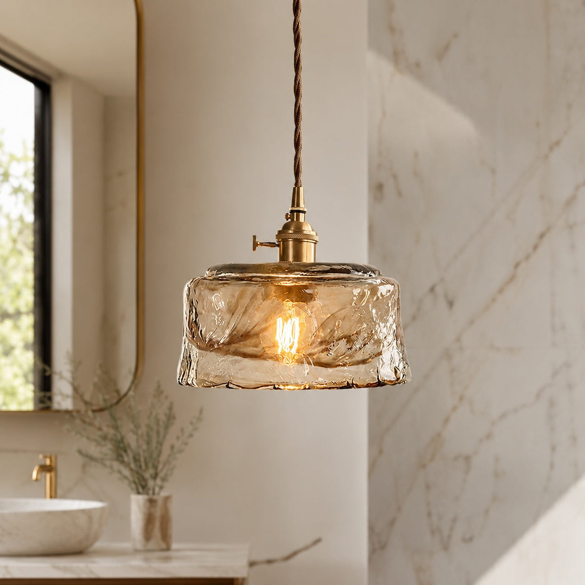 Justerbar vintage-pendellampe i messing — ravfarvet glasskærm