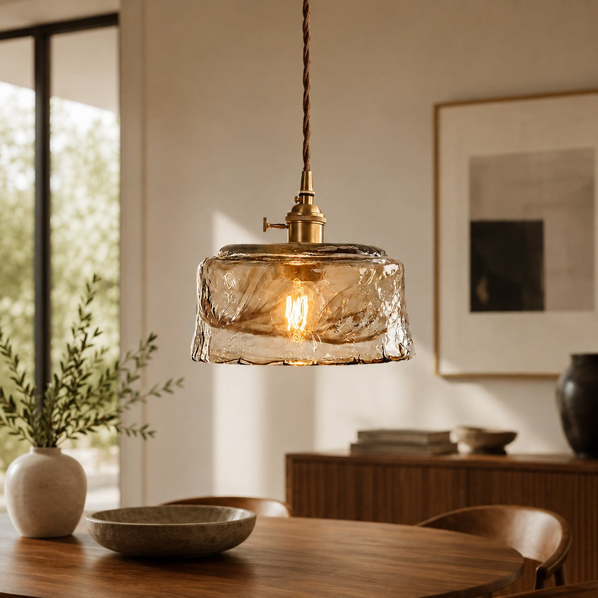 Justerbar vintage-pendellampe i messing — ravfarvet glasskærm
