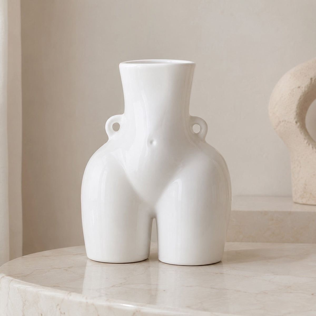 Vaso moderno e minimalista in ceramica a forma di fiore — design ecologico bianco e nero opaco