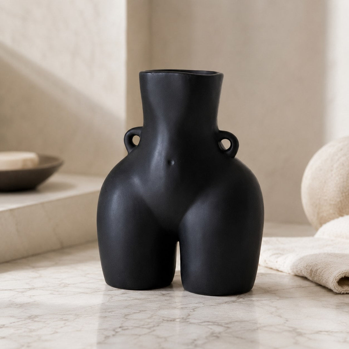 Vaso moderno e minimalista in ceramica a forma di fiore — design ecologico bianco e nero opaco