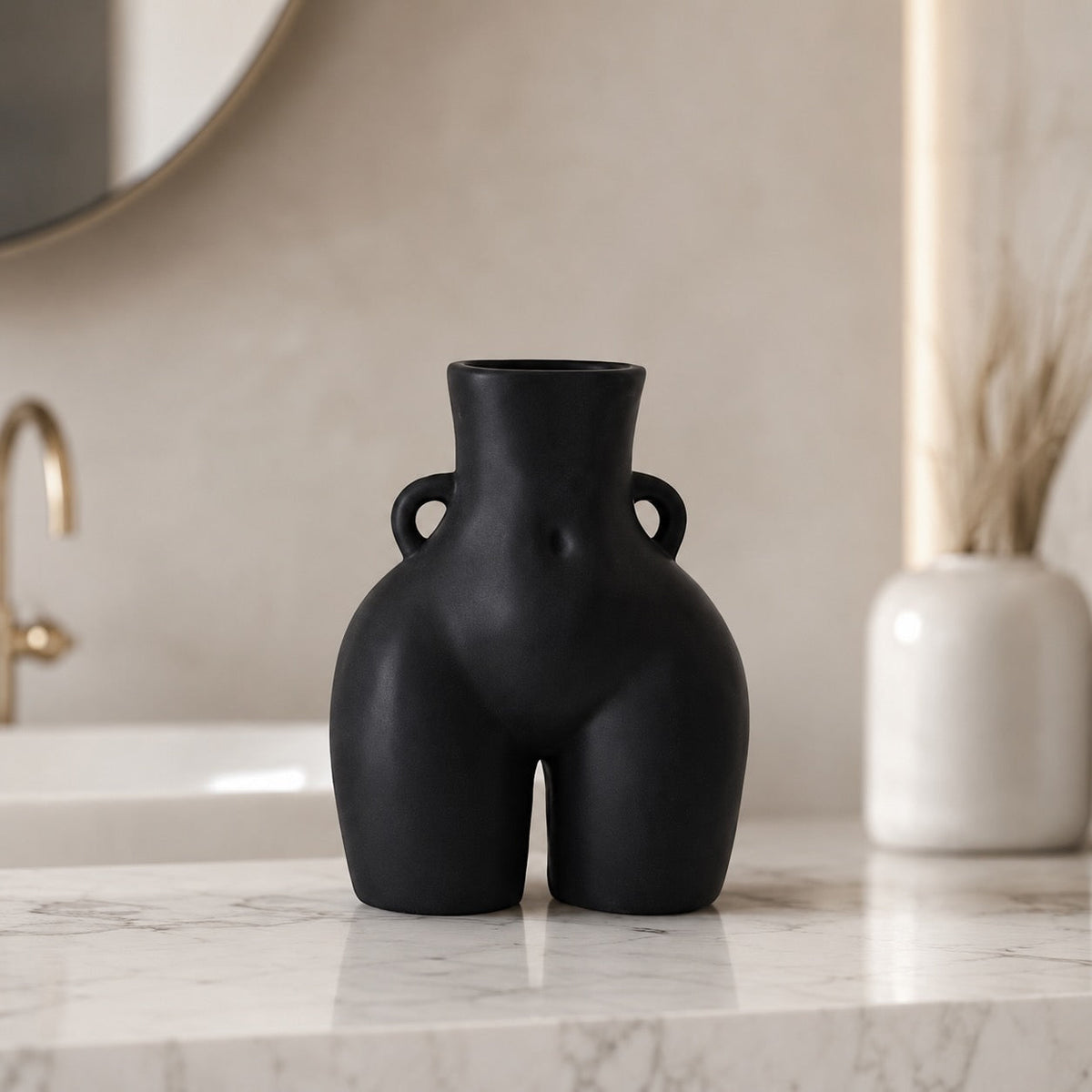 Vaso moderno e minimalista in ceramica a forma di fiore — design ecologico bianco e nero opaco