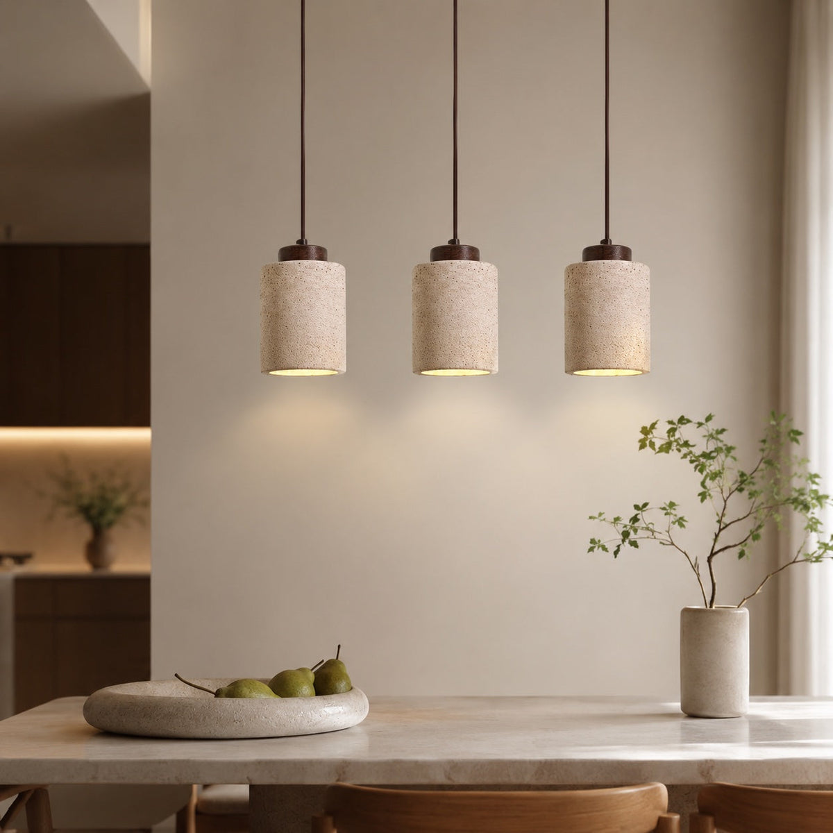 Pendellampe i naturlig travertinsten — nordisk minimalistisk loftslampe med ledningsophæng