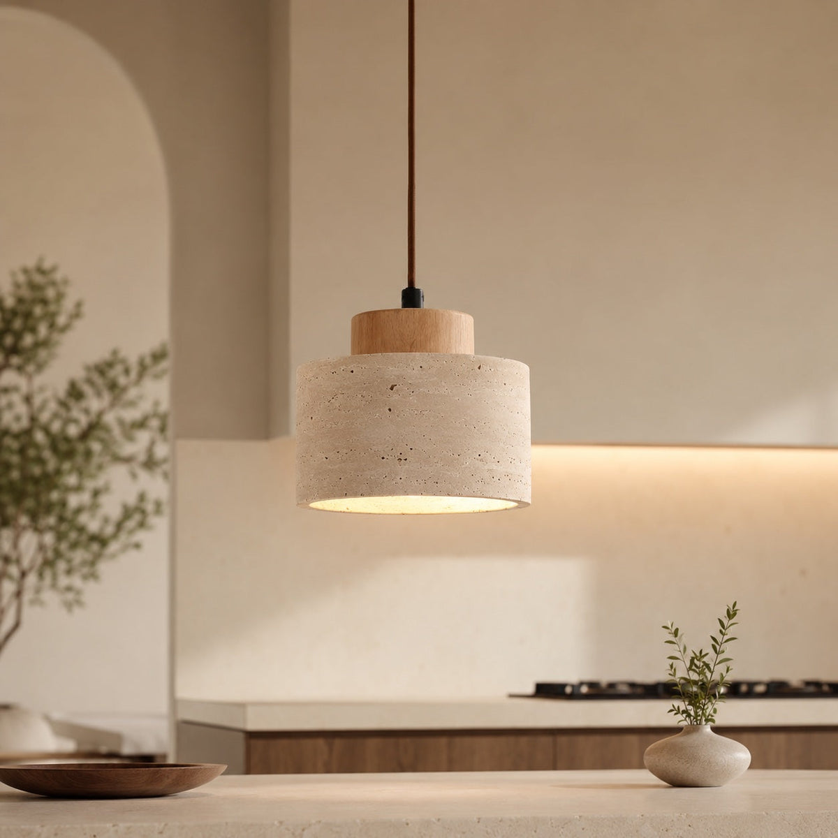 Pendellampe i naturlig travertinsten — nordisk minimalistisk loftslampe med ledningsophæng