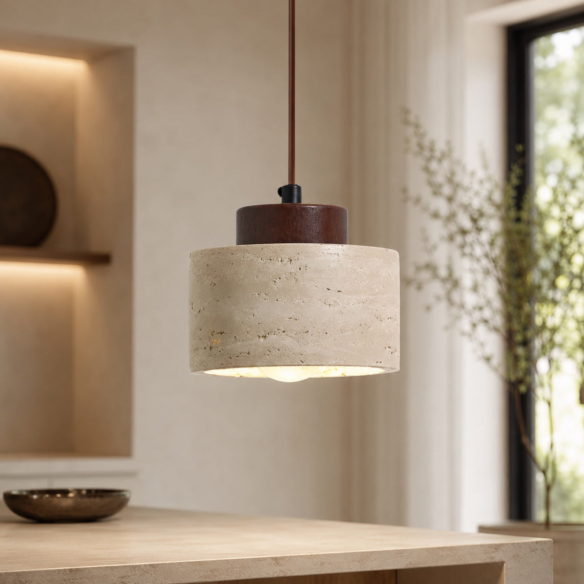 Pendellampe i naturlig travertinsten — nordisk minimalistisk loftslampe med ledningsophæng