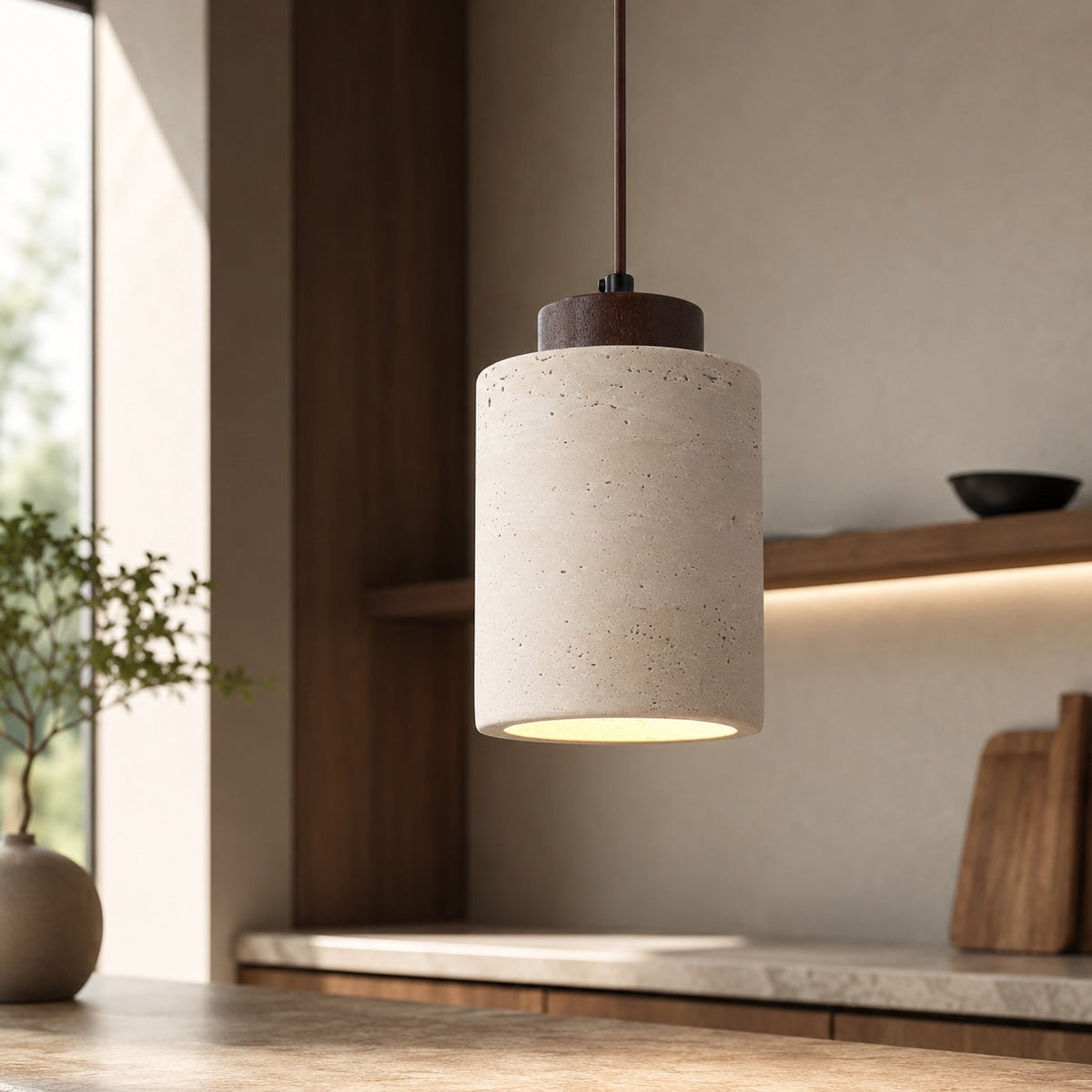 Pendellampe i naturlig travertinsten — nordisk minimalistisk loftslampe med ledningsophæng