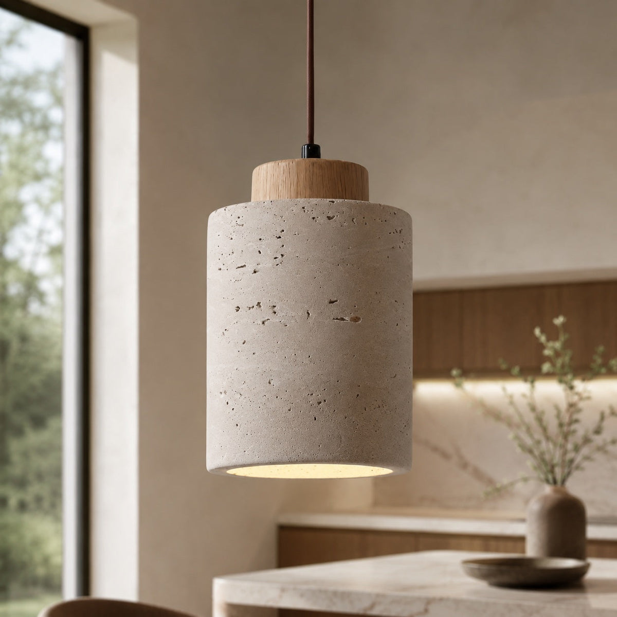 Pendellampe i naturlig travertinsten — nordisk minimalistisk loftslampe med ledningsophæng