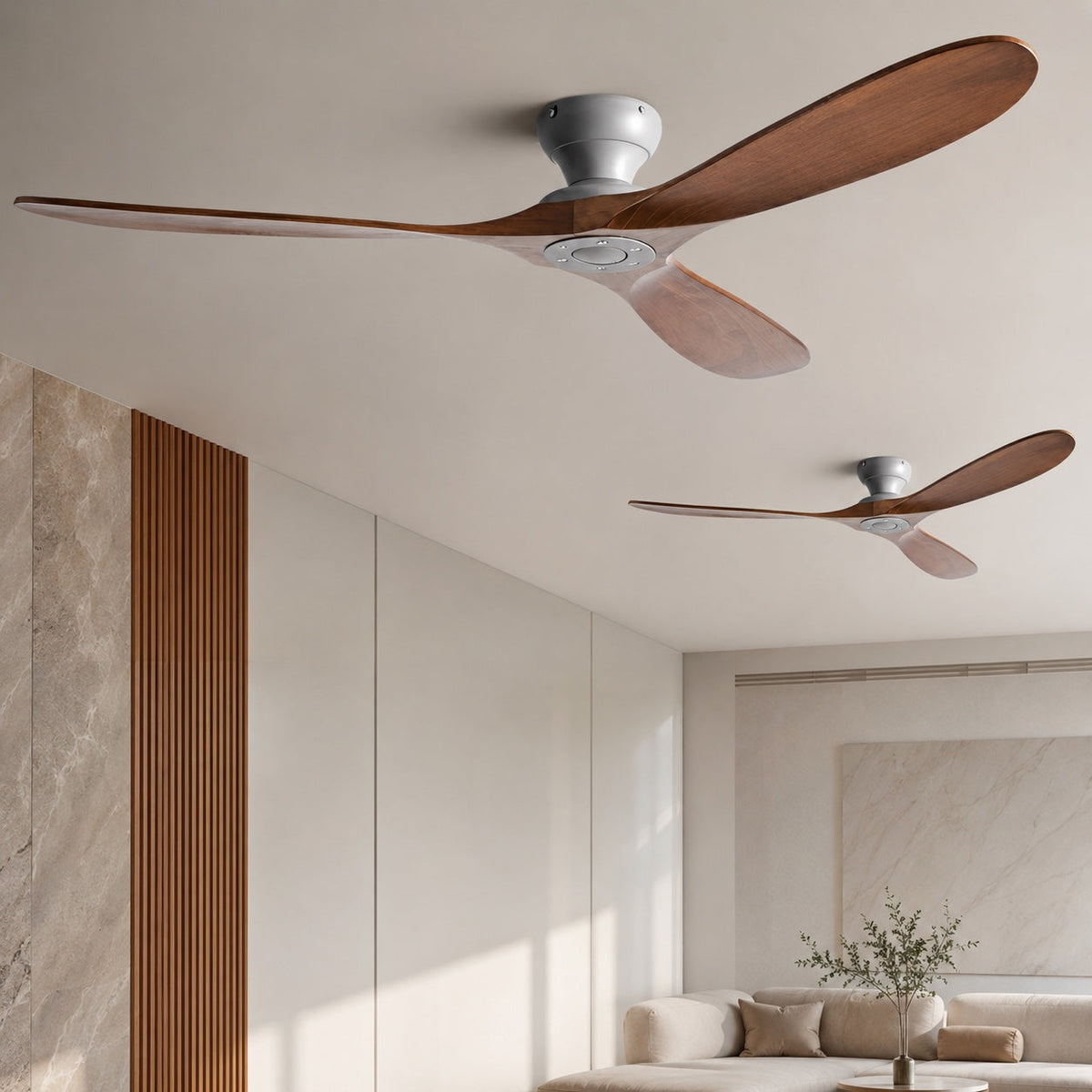 Ventilatore da soffitto moderno a basso profilo — pale in legno, motore CC silenzioso, telecomando