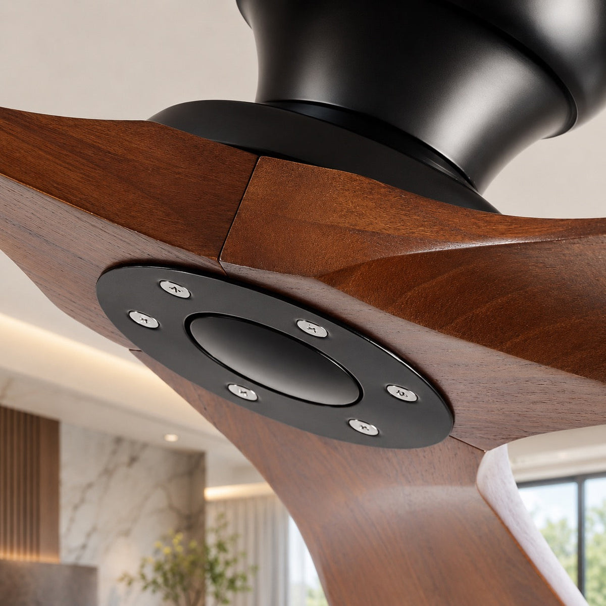 Ventilatore da soffitto moderno a basso profilo — pale in legno, motore CC silenzioso, telecomando