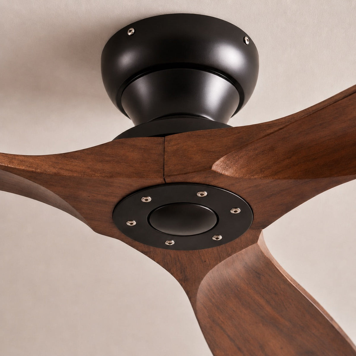 Ventilatore da soffitto moderno a basso profilo — pale in legno, motore CC silenzioso, telecomando