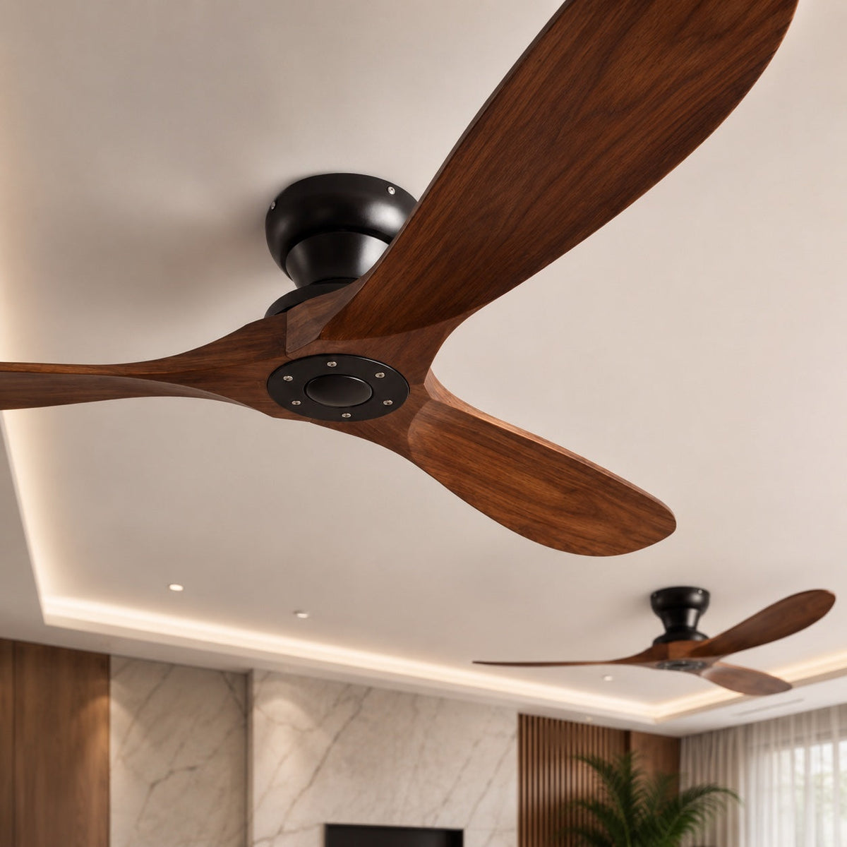 Ventilatore da soffitto moderno a basso profilo — pale in legno, motore CC silenzioso, telecomando