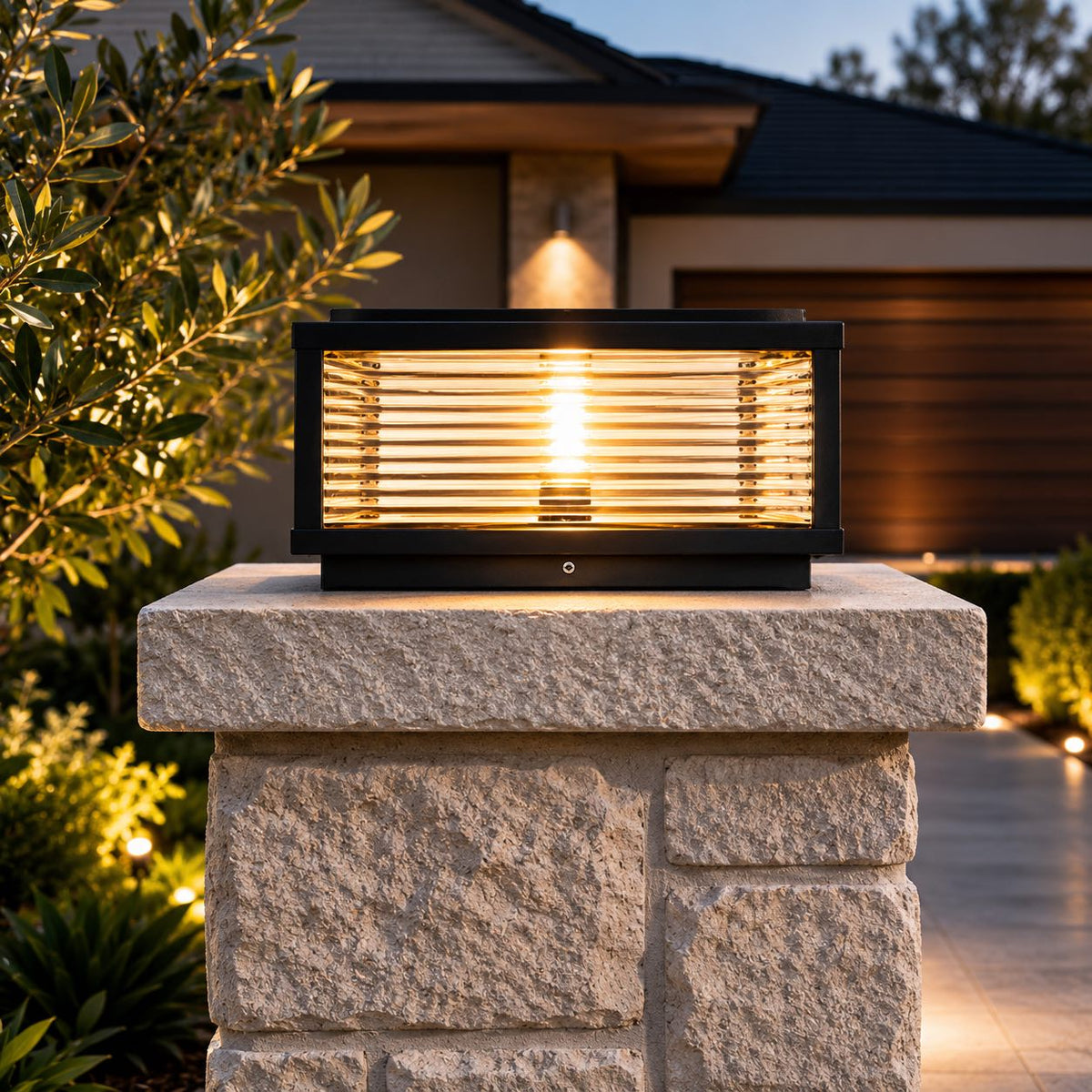 Lampă de exterior modernă, tip stâlp, alimentată solar — cadru din aluminiu turnat sub presiune, sticlă striată, LED reglabil