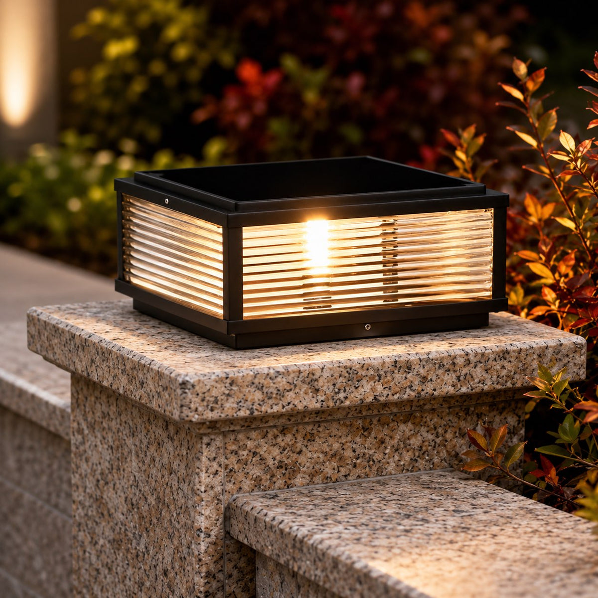 Lampă de exterior modernă, tip stâlp, alimentată solar — cadru din aluminiu turnat sub presiune, sticlă striată, LED reglabil