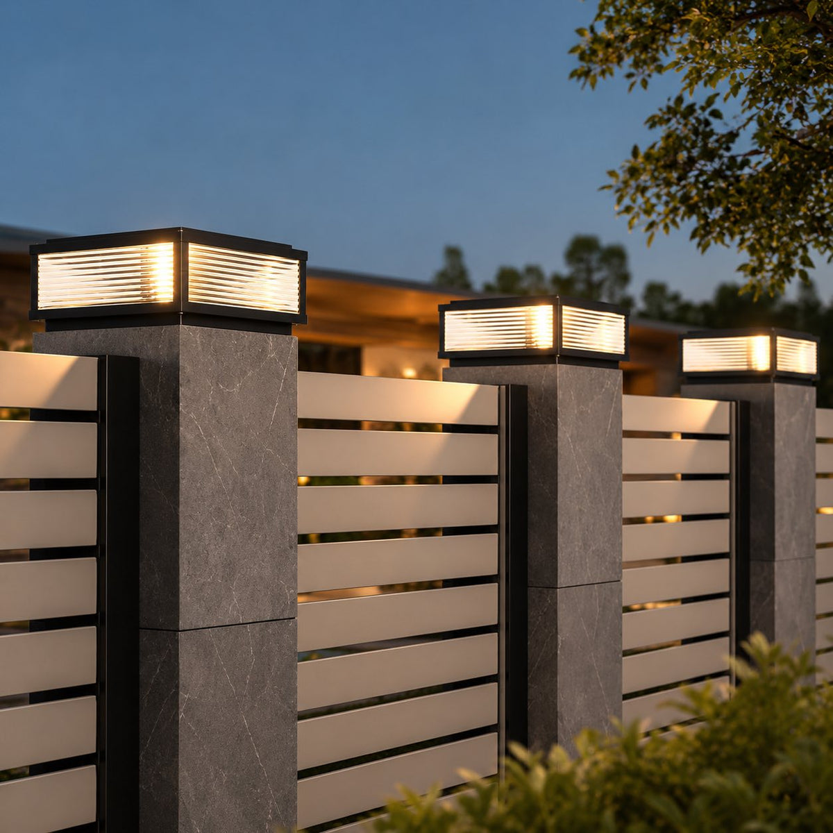Lampă de exterior modernă, tip stâlp, alimentată solar — cadru din aluminiu turnat sub presiune, sticlă striată, LED reglabil