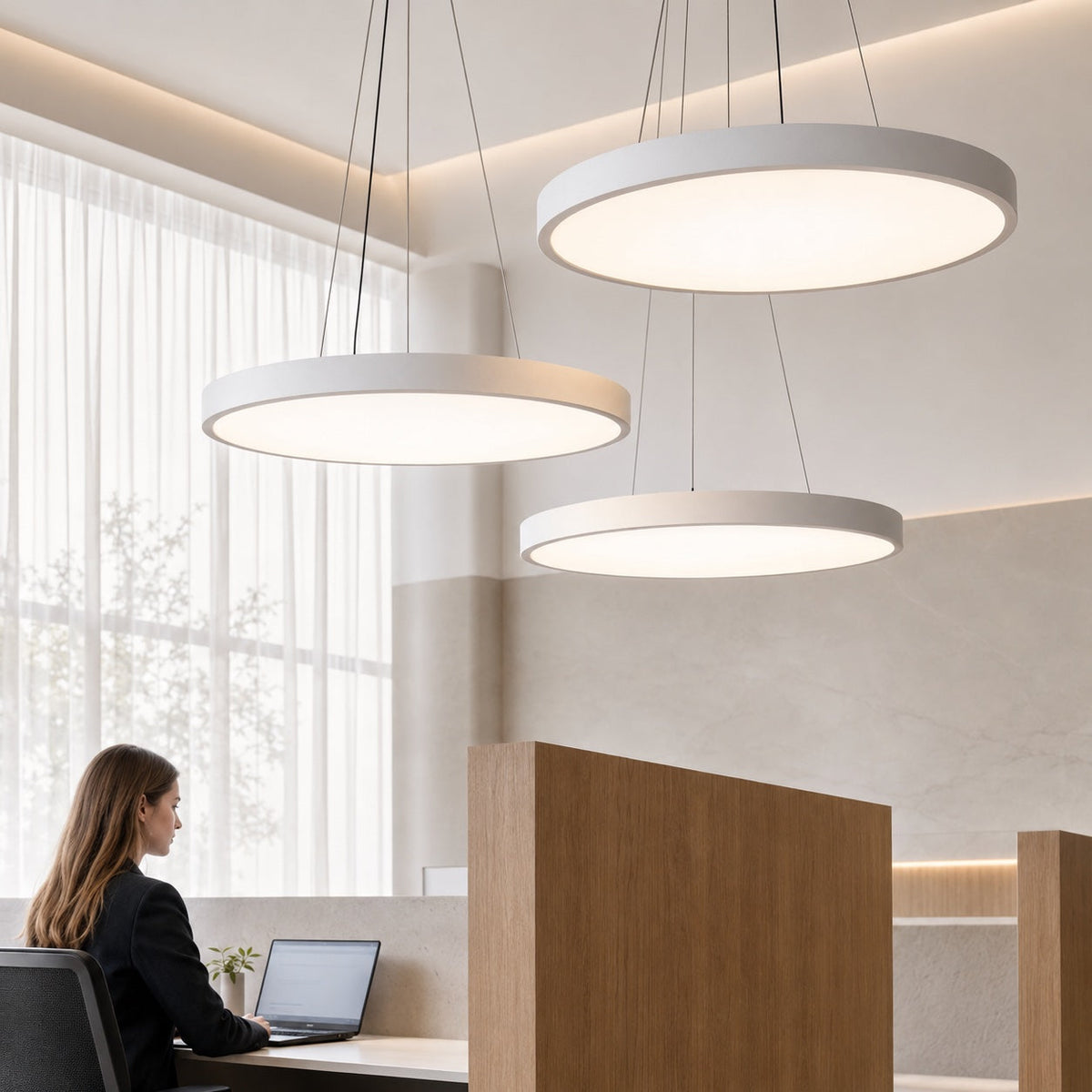 Modern rund pendellampa — justerbar hängande design, hölje i metall och akryl, dimbar LED