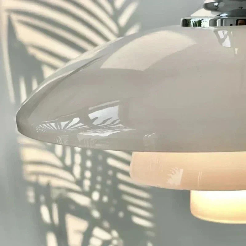 Nova pendellampa i krom — samtida sfärisk design, rena linjer