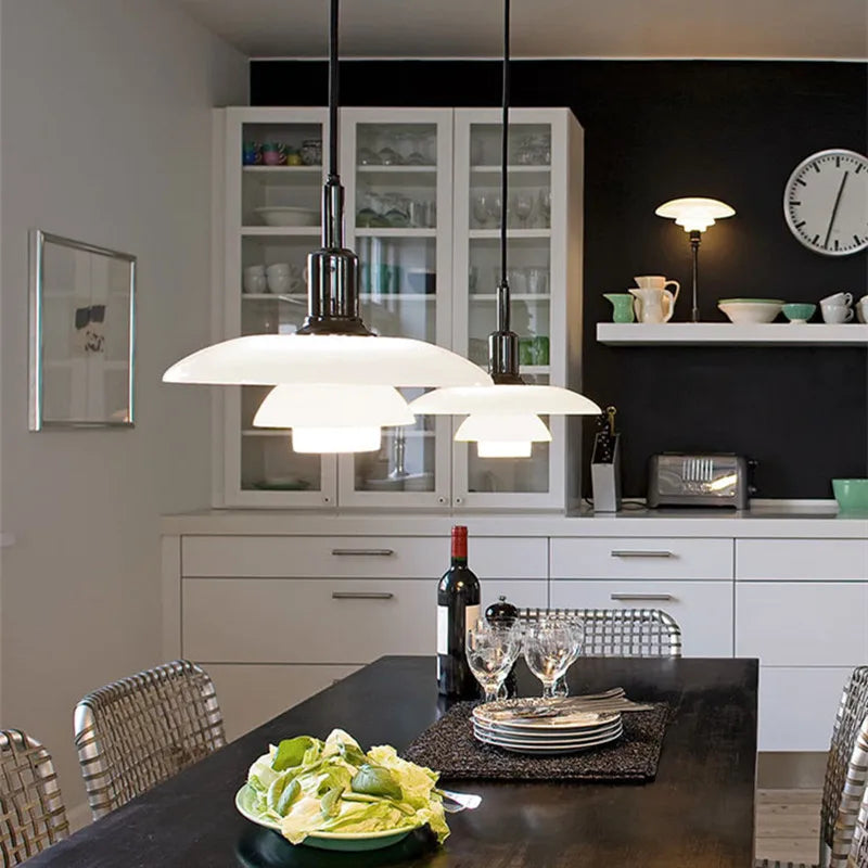 Nova pendellampa i krom — samtida sfärisk design, rena linjer
