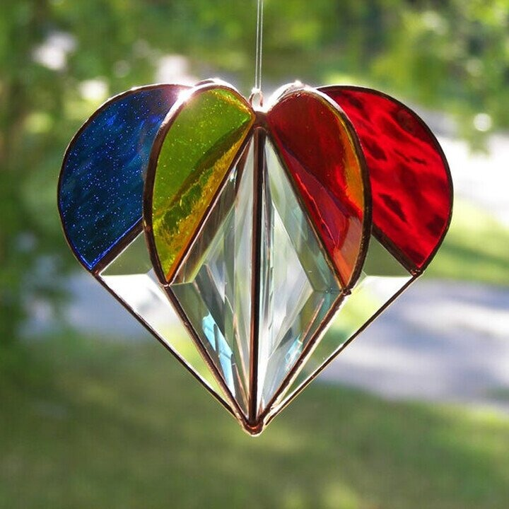 Acchiappasole a forma di cuore in vetro colorato — Decorazione da finestra fatta a mano