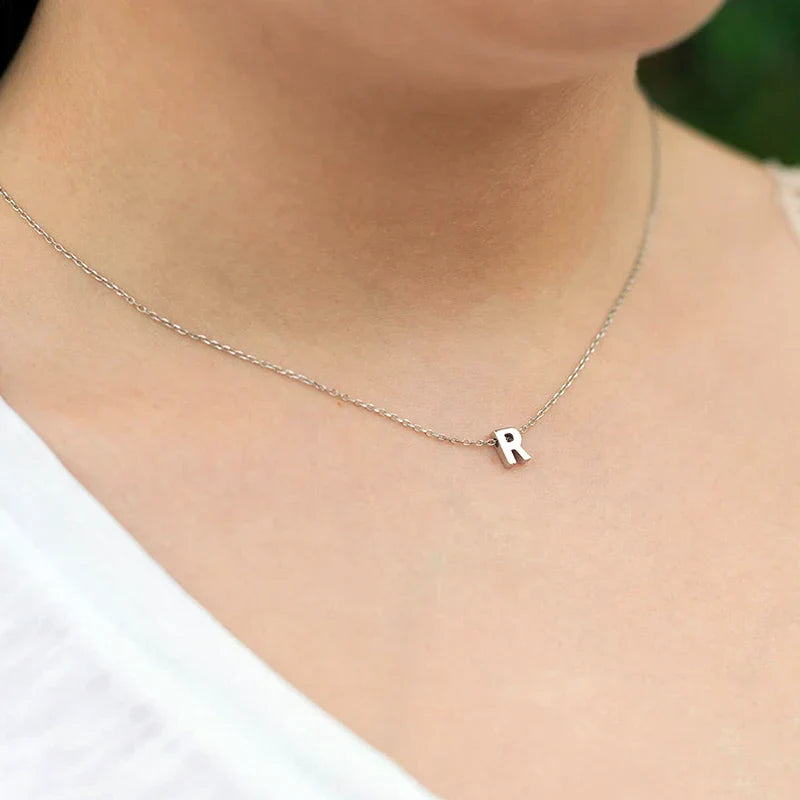 Elegant minimalistiskt halsband med initial