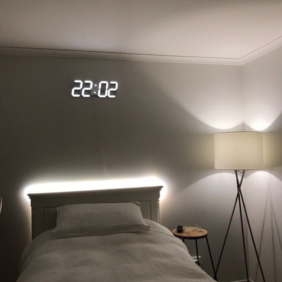 ساعة حائط رقمية LED ثلاثية الأبعاد – تحكم قابل للتعديل في التعتيم وشاشة عالية الوضوح