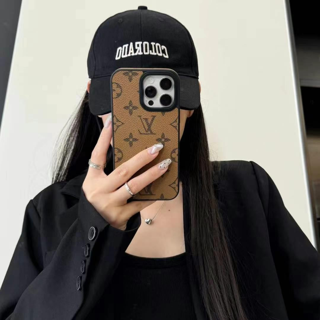 Custodia in pelle per iPhone — finitura di lusso firmata da designer