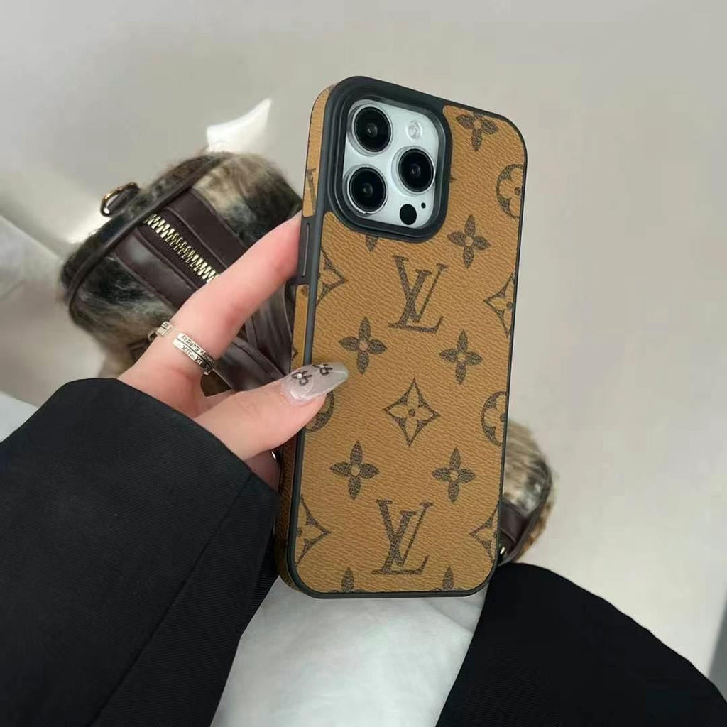 Custodia in pelle per iPhone — finitura di lusso firmata da designer