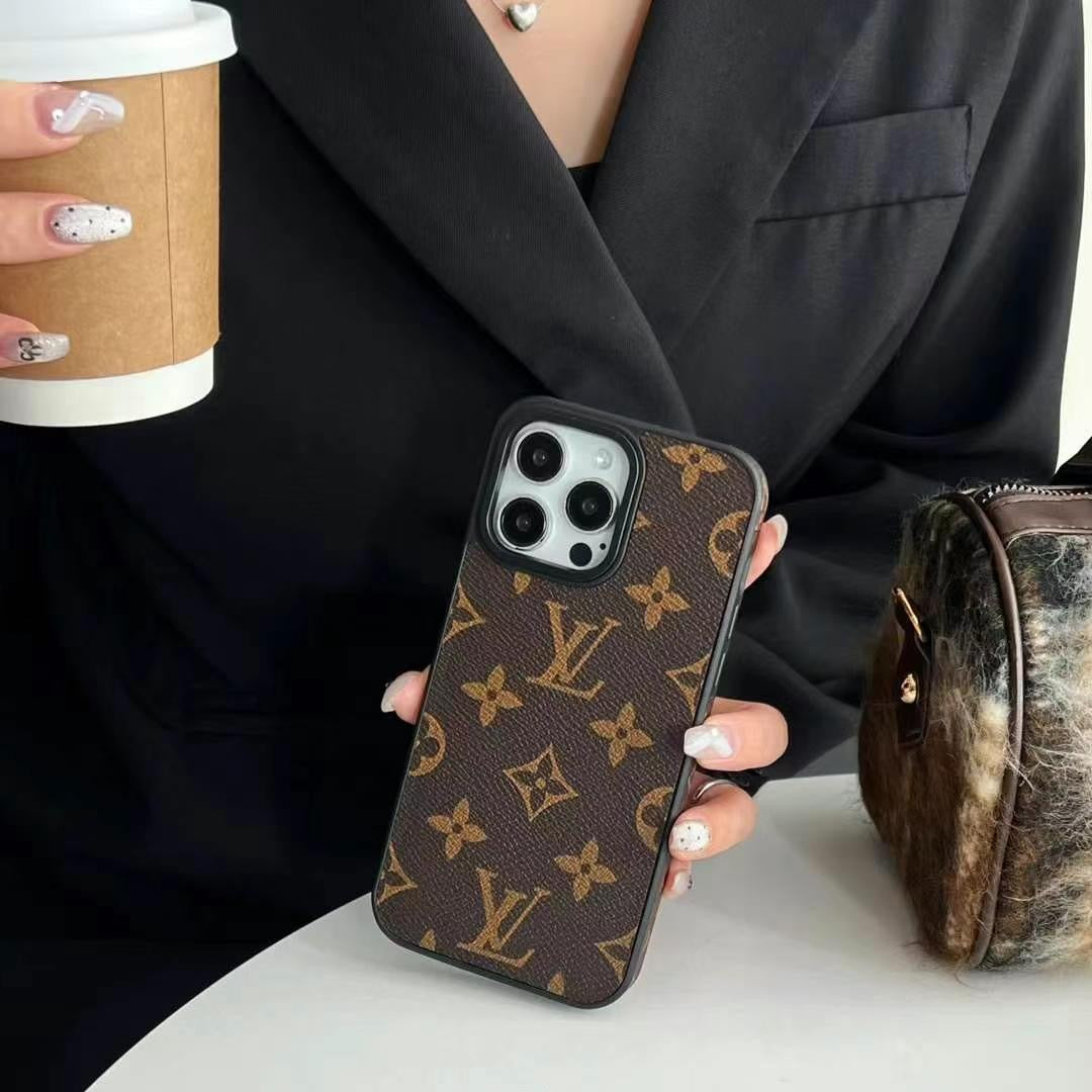 Custodia in pelle per iPhone — finitura di lusso firmata da designer