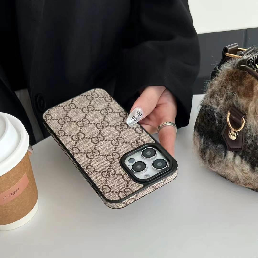 Custodia in pelle per iPhone — finitura di lusso firmata da designer