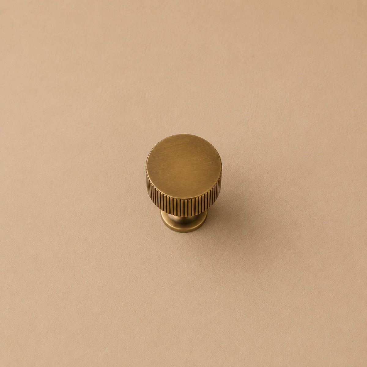 Beschlagset aus Messing mit antiker Oberfläche – Moderne Kollektion von Metallbeschlägen