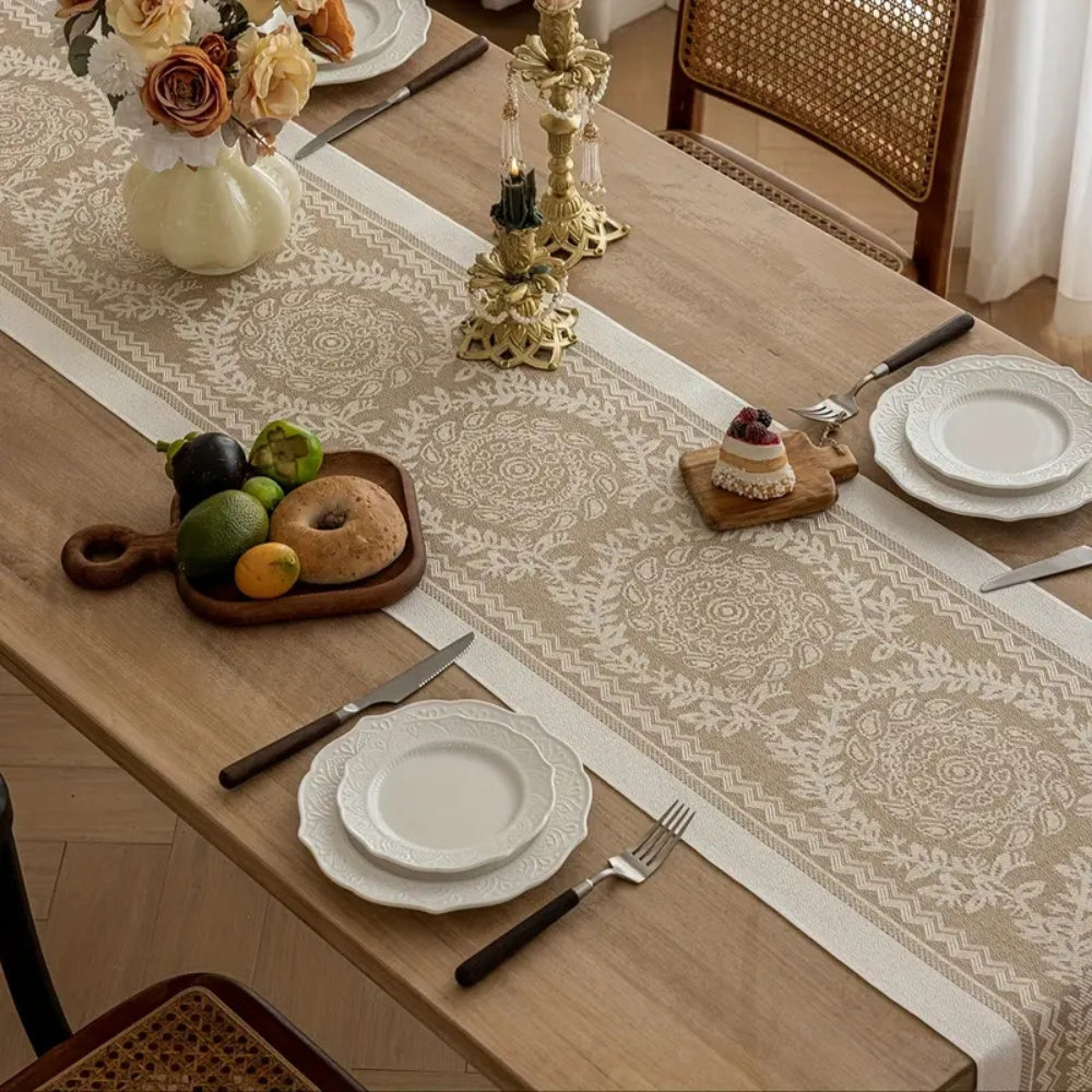 Runner da tavola in lino di lusso Leona — nappa decorative vintage