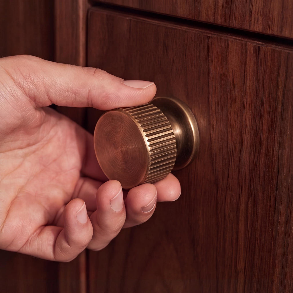 Beschlagset aus Messing mit antiker Oberfläche – Moderne Kollektion von Metallbeschlägen