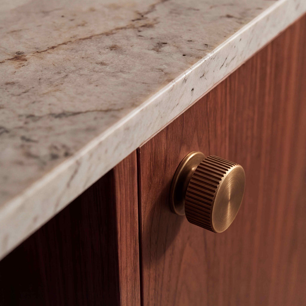 Beschlagset aus Messing mit antiker Oberfläche – Moderne Kollektion von Metallbeschlägen