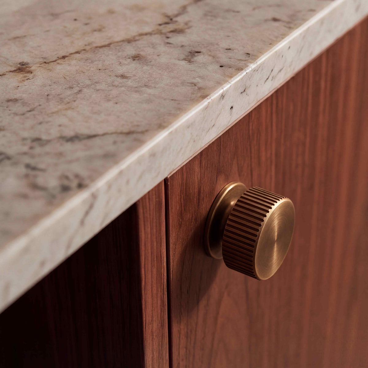 Beschlagset aus Messing mit antiker Oberfläche – Moderne Kollektion von Metallbeschlägen