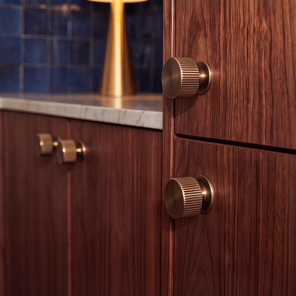 Beschlagset aus Messing mit antiker Oberfläche – Moderne Kollektion von Metallbeschlägen