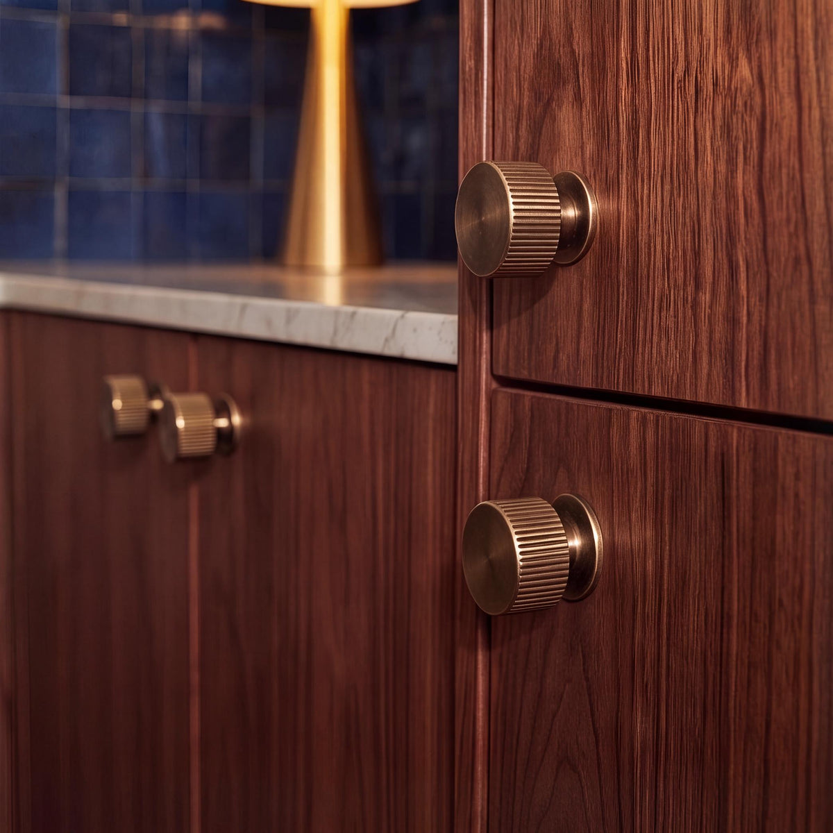 Beschlagset aus Messing mit antiker Oberfläche – Moderne Kollektion von Metallbeschlägen