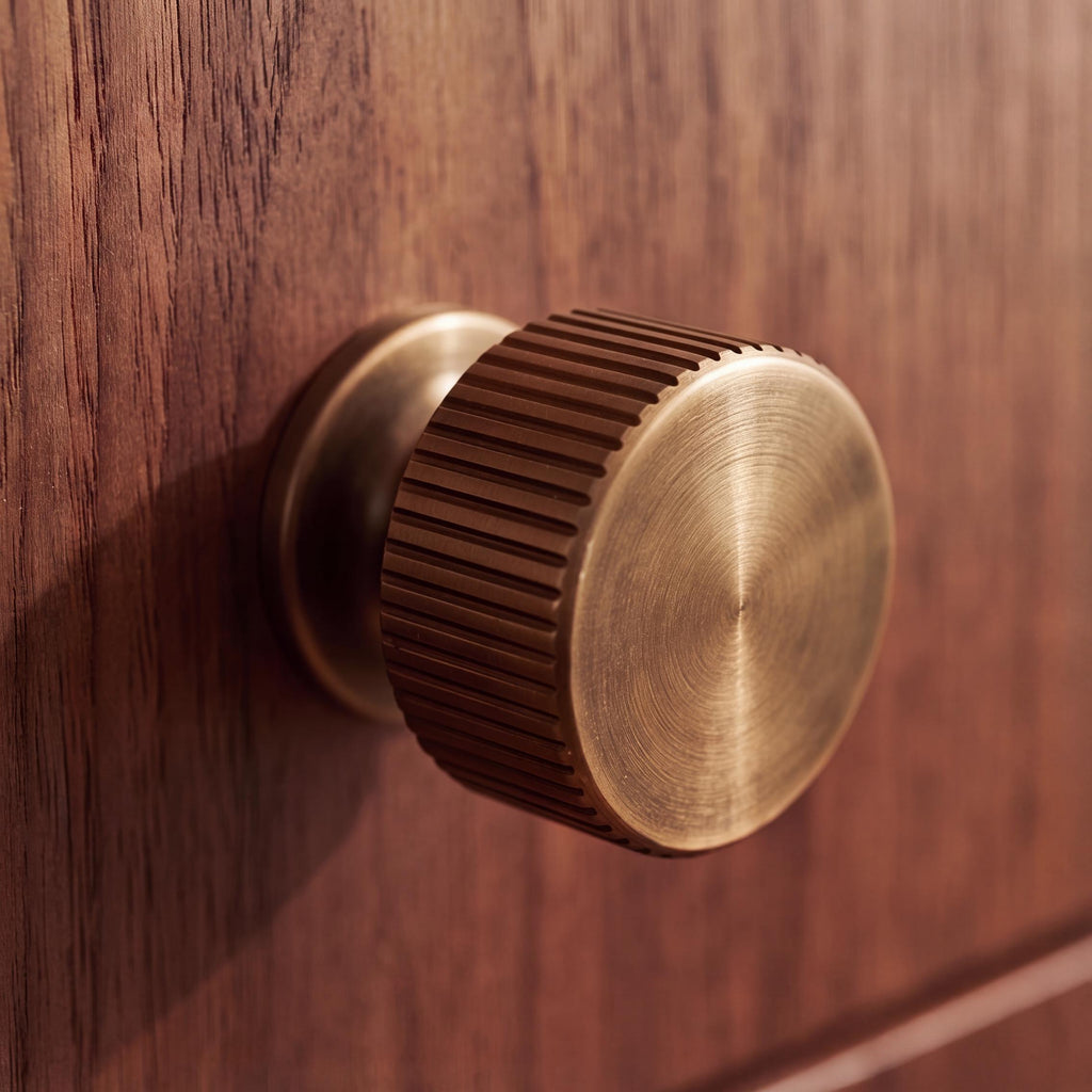 Beschlagset aus Messing mit antiker Oberfläche – Moderne Kollektion von Metallbeschlägen