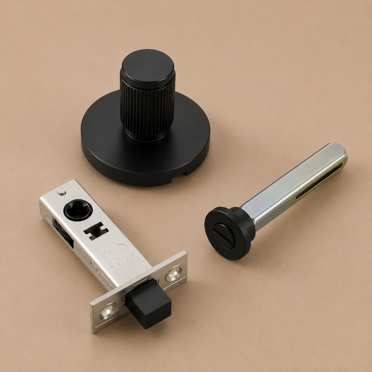 Moderní sada mosazných dveřních klik – rýhovaný úchop, zámek s nouzovým přístupem