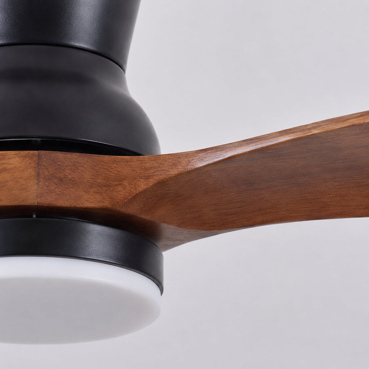 Modern mennyezeti ventilátor – fényerő-szabályozható, 18 W-os LED-lámpa, diófa lapátok, távirányító