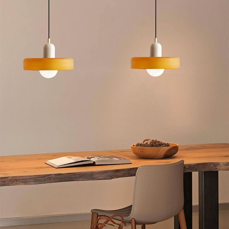 Lampa wisząca Bauhaus — kolorowy szklany klosz, regulowane zawieszenie