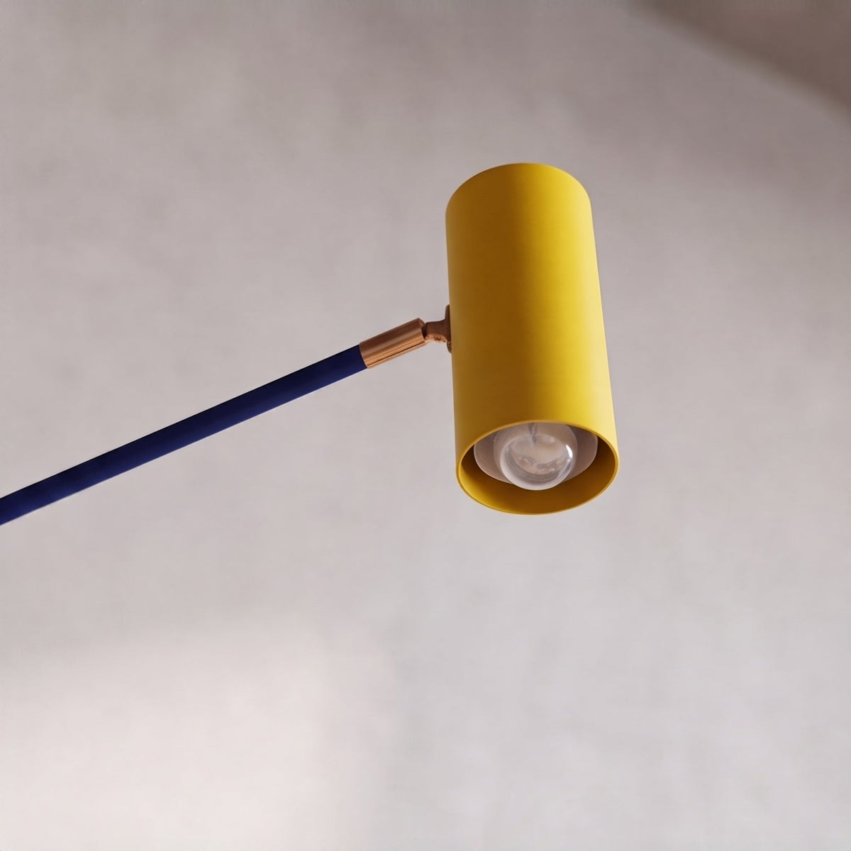 Lampada da terra moderna — altezza regolabile, struttura in ferro, paralume in alluminio, luce LED calda