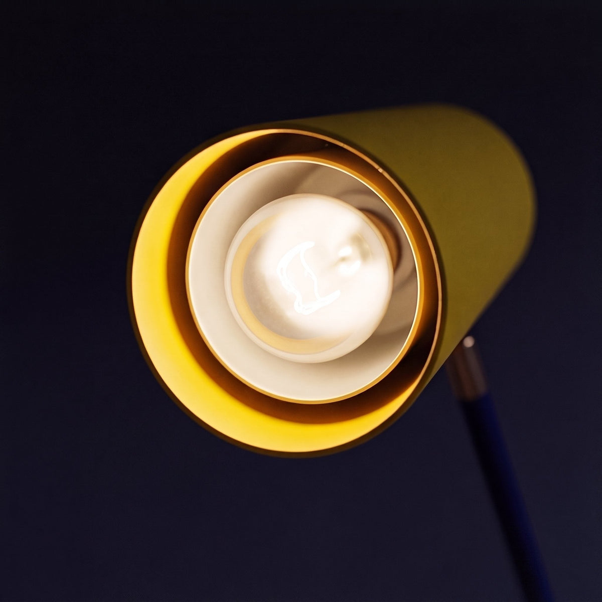 Lampada da terra moderna — altezza regolabile, struttura in ferro, paralume in alluminio, luce LED calda