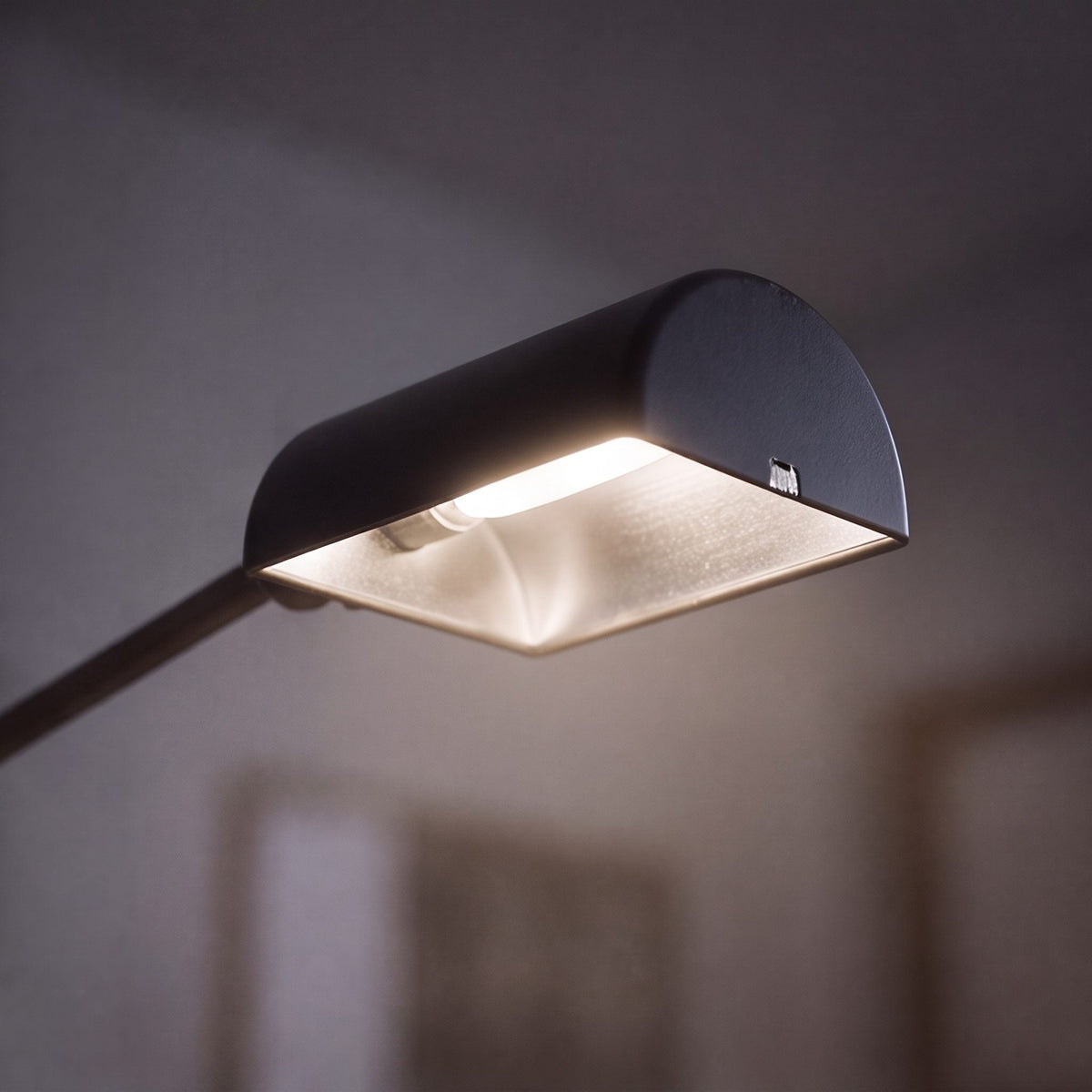 Modern Adjustable Height Floor Lamp — Metal Shade, Integrated LED Lighting