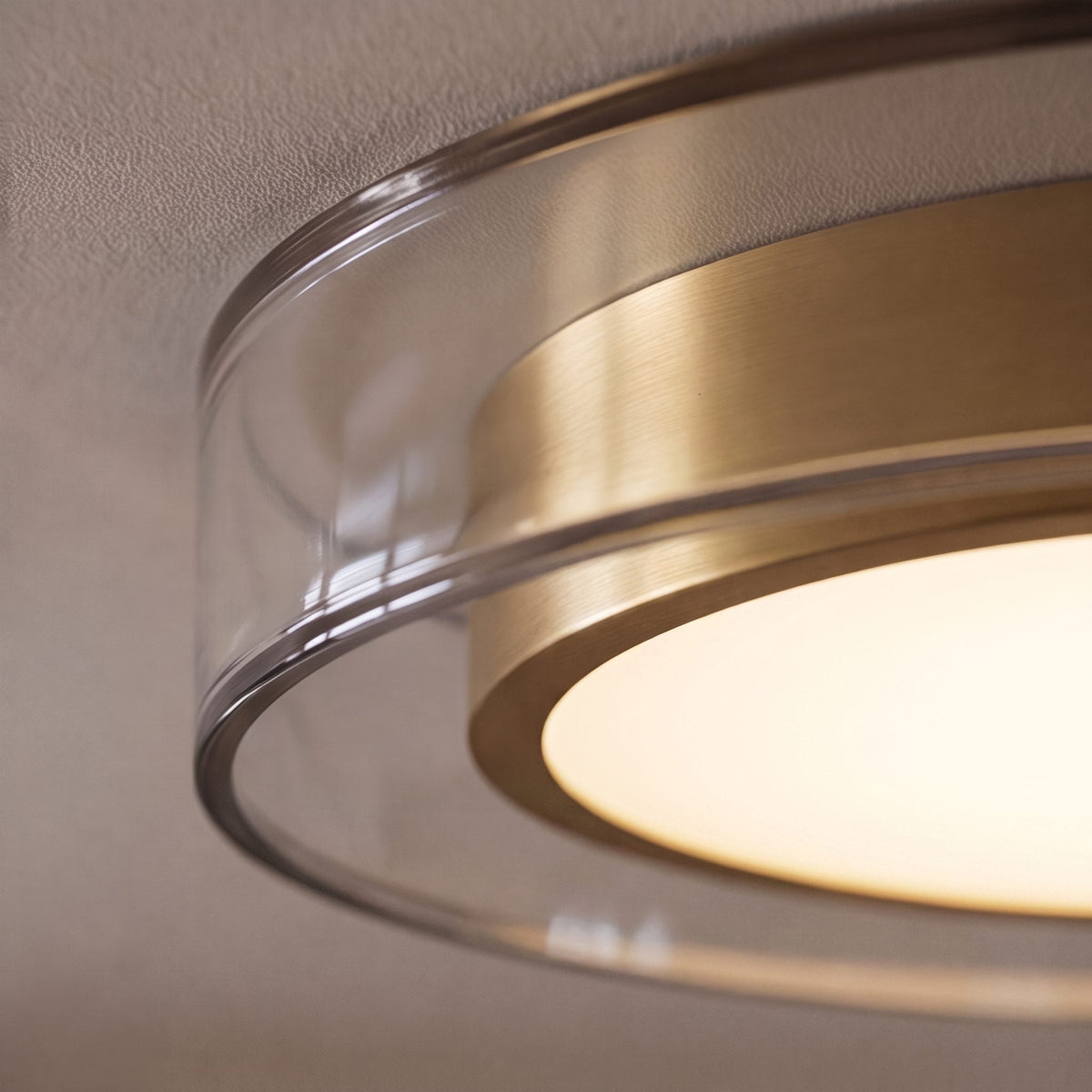 Modern taklampa med tätt takmontage - lagerkonstruktion i glas, energisnål LED-teknik
