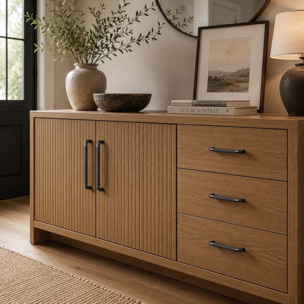 Set med moderna räfflade skåpshandtag och knoppar — slitstarka metallbeslag, texturerad greppdesign
