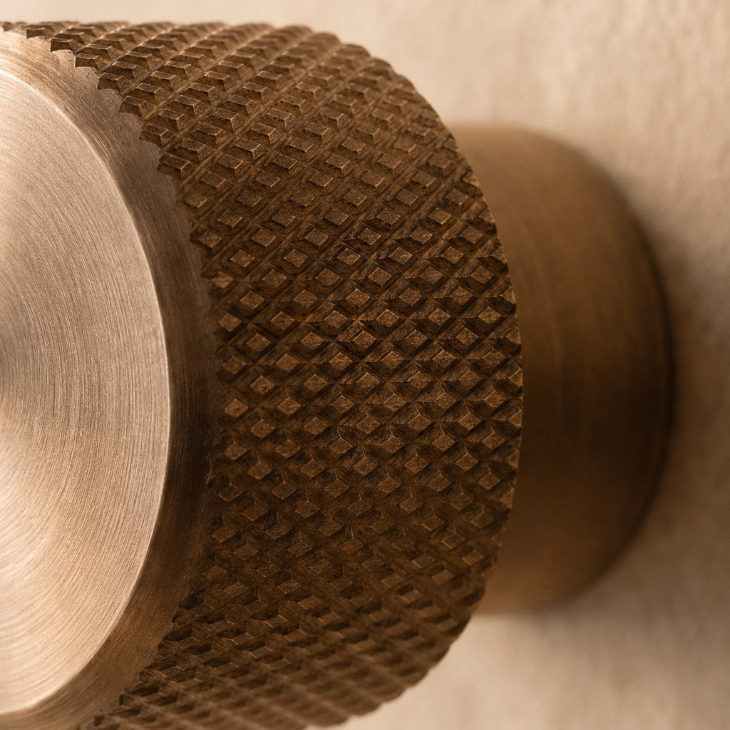 Set med moderna räfflade skåpshandtag och knoppar — slitstarka metallbeslag, texturerad greppdesign