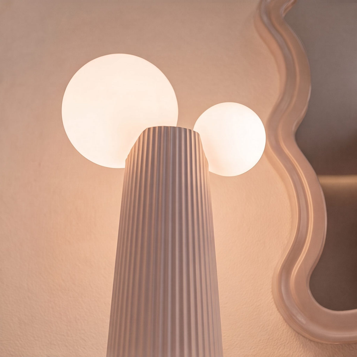 Verstellbare LED-Tischleuchte aus Kunstharz – 40 cm hoch, 21 cm Durchmesser, modernes Design, Schalter am Kabel