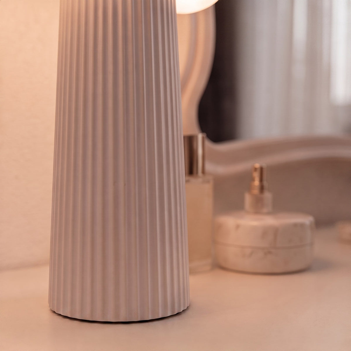 Verstellbare LED-Tischleuchte aus Kunstharz – 40 cm hoch, 21 cm Durchmesser, modernes Design, Schalter am Kabel